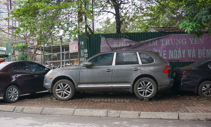 'Tuyệt phẩm' Porsche Cayenne bị xếp xó ở Hà Nội