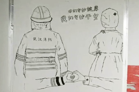 Nhân viên y tế Vũ Hán vẽ lên tường khích lệ tinh thần làm việc mùa dịch