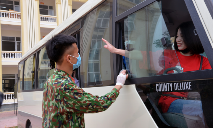 248 người được về nhà sau 14 ngày cách ly tại Trường Quân sự Bộ Tư lệnh Thủ đô