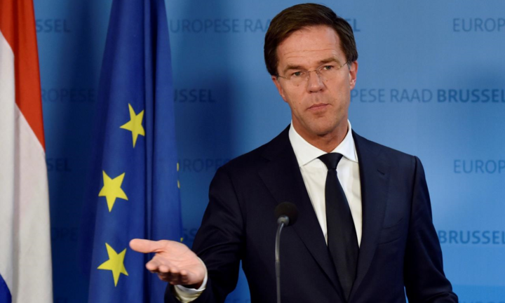 Khuyên người dân ngừng bắt tay vì Covid-19, Thủ tướng Hà Lan lại 'vô tình' vi phạm