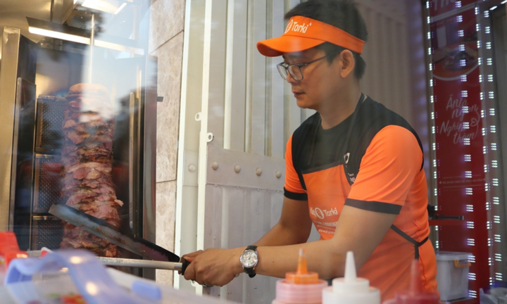 Bỏ quản lý cửa hàng thời trang hàng hiệu, chàng trai khởi nghiệp với xe bánh mỳ