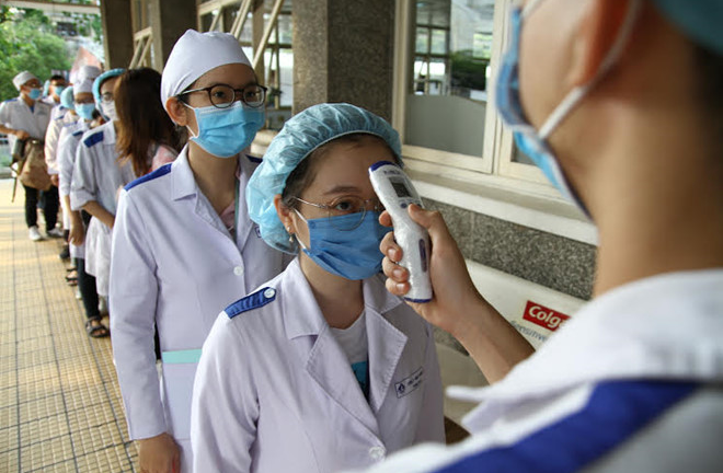 Dân mạng 'cảm nắng' cô gái tình nguyện chăm người cách ly, sinh viên Y chạnh lòng