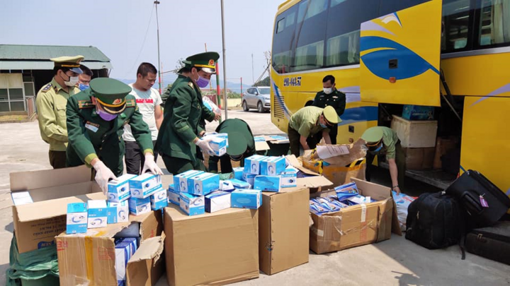 Bắt xe khách vận chuyển trái phép gần 30.000 khẩu trang y tế sang Lào