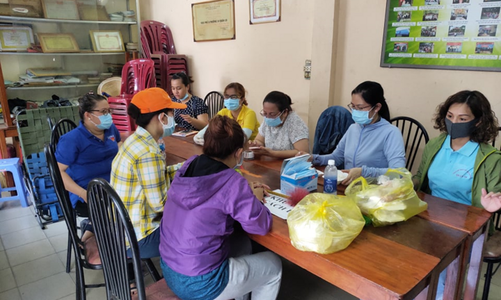 Chuẩn bị cơm hộp, khẩu trang cho hơn 1.000 người trong chung cư bị phong tỏa ở TP.HCM