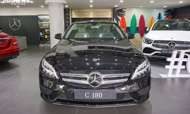 Cận cảnh xe sang Mercedes-Benz C180 được 'bình dân hoá'