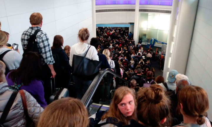 Chờ sàng lọc virus corona, dân Mỹ về nước ‘kẹt cứng’ ở sân bay 