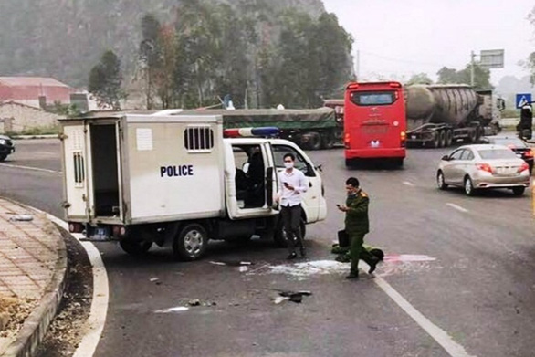 Xe chở phạm nhân nổ lốp, chiến sĩ công an Ninh Bình thiệt mạng