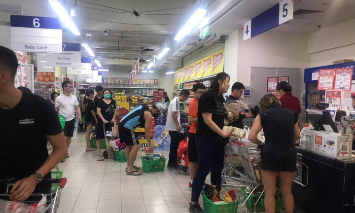 Ảnh: Malaysia sắp phong tỏa đất nước, dân Singapore đổ xô tích trữ nhu yếu phẩm