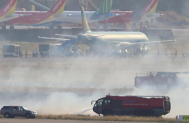 Video: Máy bay nổ lốp, bốc khói khi chạy đà ở sân bay Tân Sơn Nhất