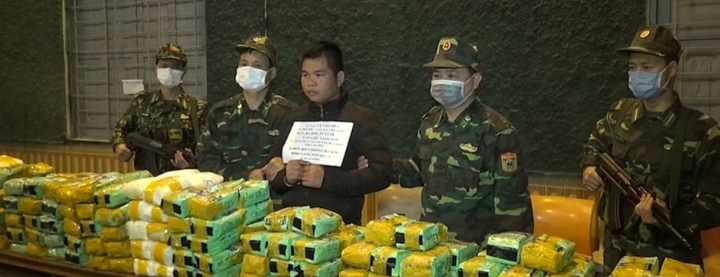 Phá vụ án vận chuyển 246 kg ma túy đá qua biên giới