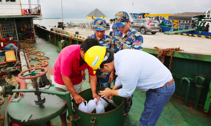 Bắt tạm giam thuyền trưởng buôn lậu 93.000 lít dầu