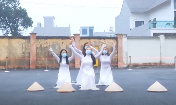 Nữ tiếp viên hàng không xinh đẹp biểu diễn múa từ khu cách ly