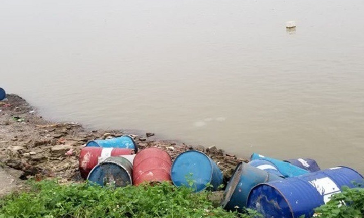 Kẻ đổ 14 thùng phuy chất thải xuống sông Hồng khai gì?