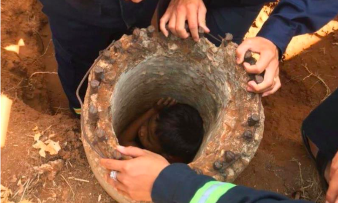 Hơn 2 giờ giải cứu bé trai bị mắc kẹt trong trụ điện