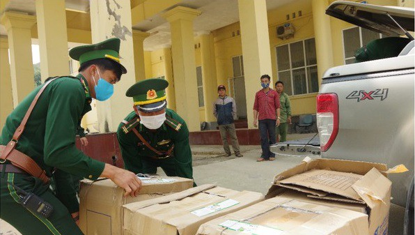 Bắt xe tải chở gần 65.000 khẩu trang y tế qua biên giới
