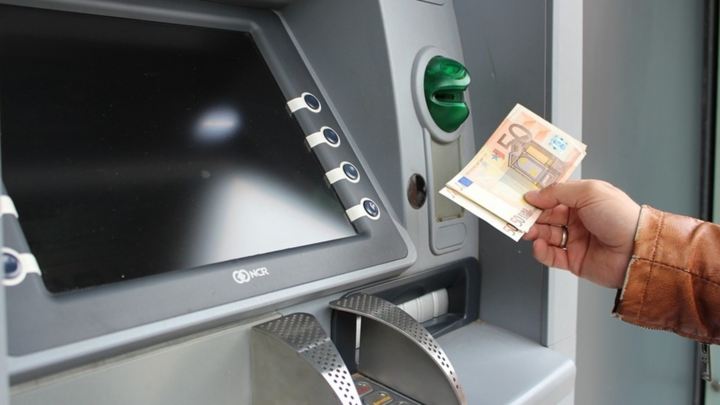 Khởi nghiệp với sáng kiến ATM khử khuẩn tiền mặt
