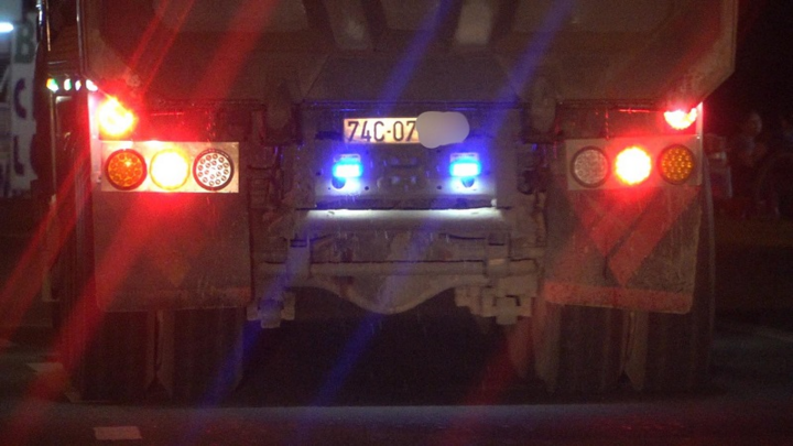 Video: Dàn xe ‘khủng long’ chở cát từ Quảng Trị vào Huế