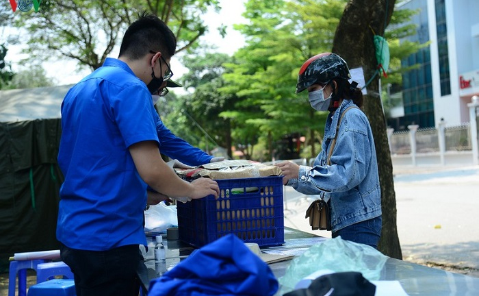 Phớt lờ khuyến cáo, nhiều người vẫn gửi đồ tiếp tế vào khu cách ly Pháp Vân