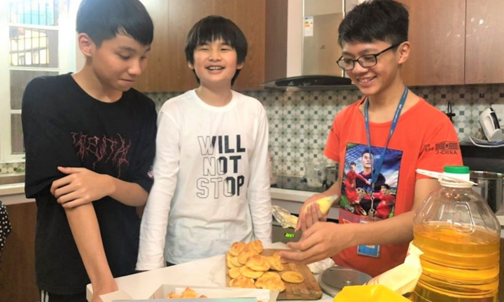 Nam sinh lớp 7 bán bánh góp tiền mua khẩu trang tặng bác sĩ chống Covid-19