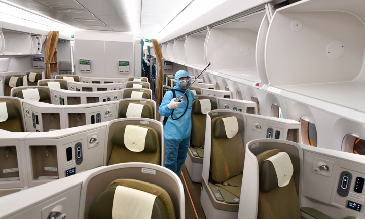 Vietnam Airlines phun khử trùng toàn bộ đội tàu bay khai thác trong ngày