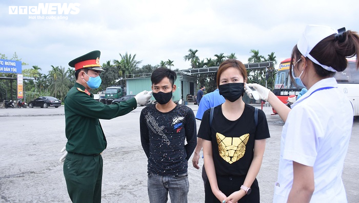 Ảnh: Hải Phòng kiểm soát từng xe ô tô vào thành phố để phòng dịch Covid-19
