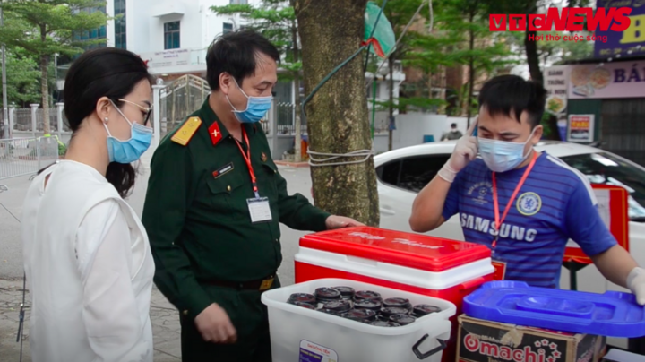 Dân 'tiếp tế' đồ uống, ủng hộ lực lượng chức năng công tác ở khu cách ly