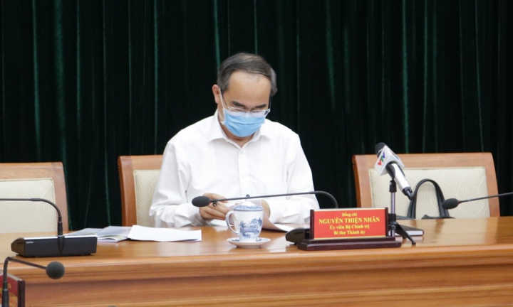 Bí thư TP.HCM: Cưỡng chế, xử phạt nghiêm người ra đường không đeo khẩu trang 