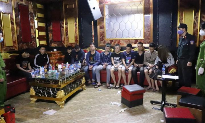 Giữa đại dịch Covid-19, 76 thanh niên vẫn mở 'tiệc ma túy' trong quán karaoke