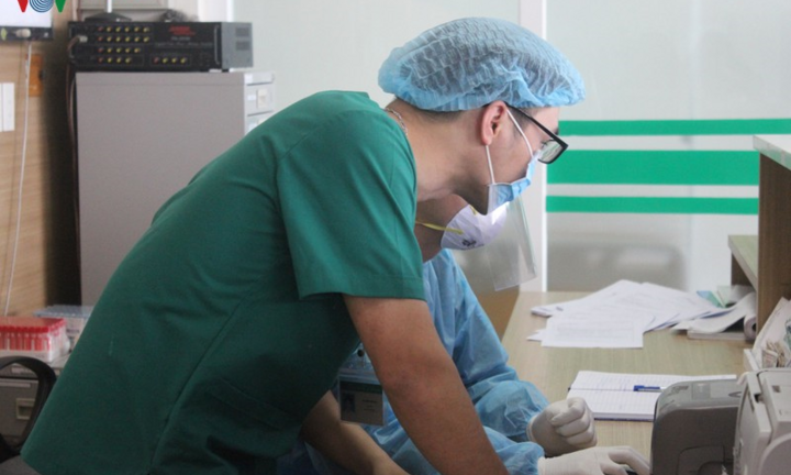 Hai bác sĩ mắc Covid-19 có thể lây từ bệnh nhân khi đặt nội khí quản