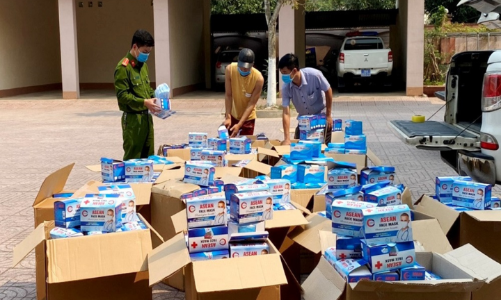 Bắt 2 ô tô vận chuyển 50.000 khẩu trang y tế không rõ nguồn gốc