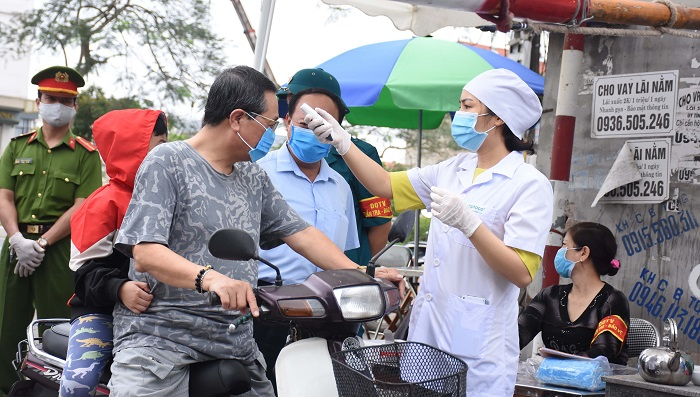 Ảnh: Hải Phòng kiểm tra thân nhiệt tất cả người ra vào thôn xóm