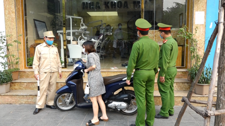 Công an Hà Nội vận động hàng quán đóng cửa phòng dịch Covid-19