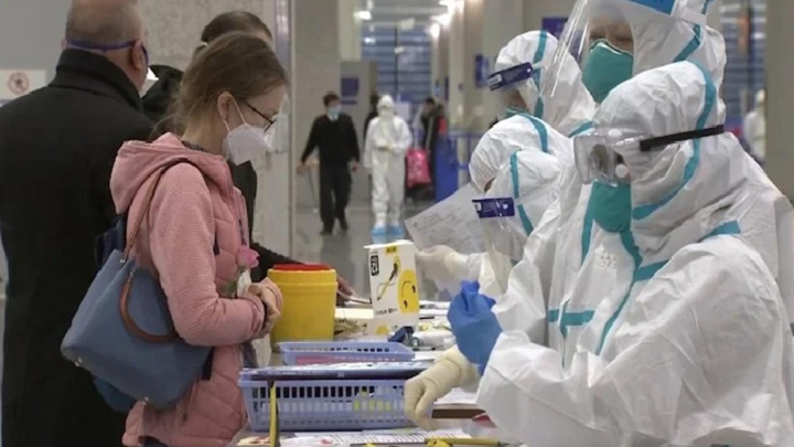 Video: Hành khách Trung Quốc từ chối đi cách ly, mắng nhân viên sân bay