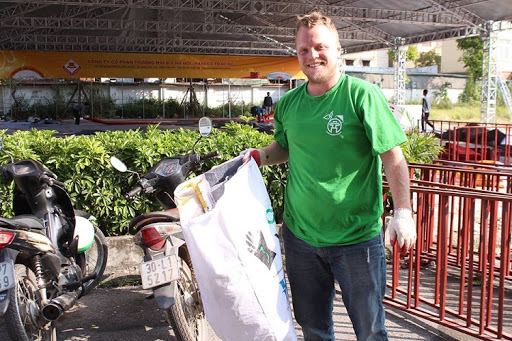 ‘Ông Tây dọn rác’ kêu gọi vỗ tay tri ân y bác sĩ Việt Nam chống Covid-19