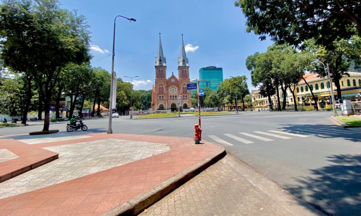 Ngăn dịch Covid-19: Dân không ra đường, phố phường TP.HCM vắng lặng chưa từng có