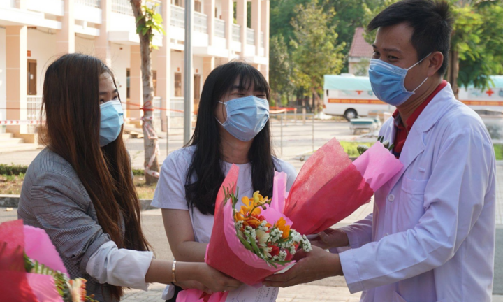 4 ca khỏi Covid-19 vừa xuất viện ở TP.HCM: Người điều trị lâu nhất chỉ 13 ngày