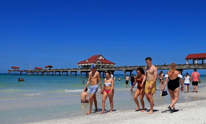 Mỹ: Mở 'tiệc corona' thách thức dịch bệnh, mắc luôn Covid-19