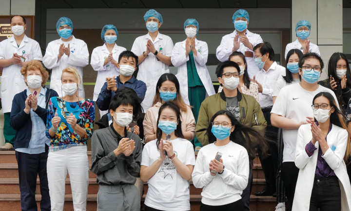 Video: 30 bệnh nhân Covid-19 làm thủ tục xuất viện trên cả nước