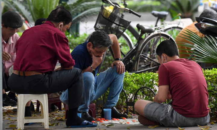 Người Hà Nội vẫn tụ tập uống trà đá, đánh cờ giữa đại dịch Covid-19