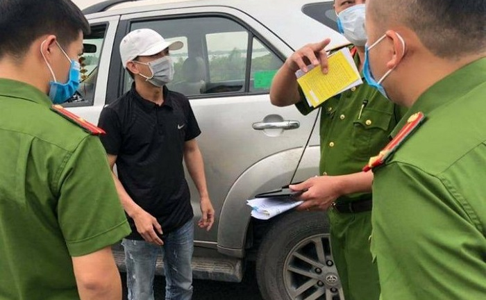 Tài xế 'ngụy trang' xe chở người thân để chở khách từ Hà Nội về Quảng Ninh