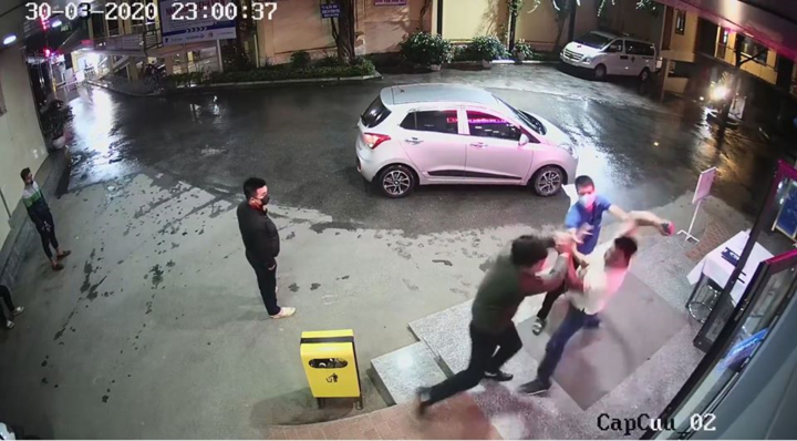 Bị nhắc nhở đeo khẩu trang, nam thanh niên hành hung nhân viên bệnh viện