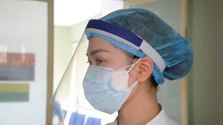 Video: Chiến sĩ áo trắng tự chế mặt nạ bảo hộ chống virus corona giá 5.000 đồng