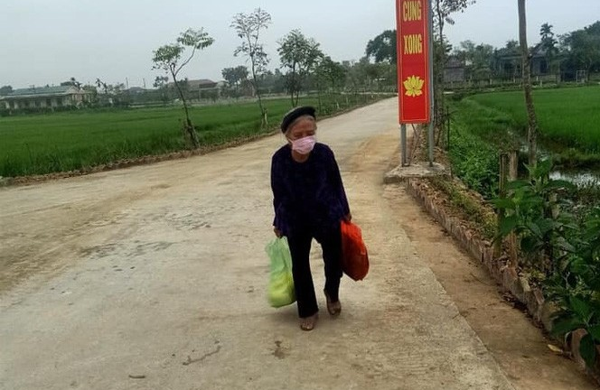 Mẹ liệt sĩ gần 90 tuổi đi bộ mang 5kg gạo ủng hộ cho khu cách ly ở Hà Tĩnh