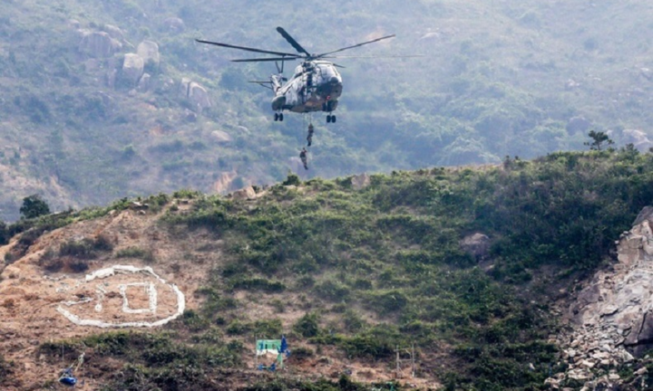 Trực thăng quân đội Trung Quốc rơi khi bay huấn luyện tại Hong Kong