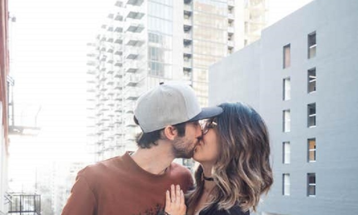 Video: Hàng trăm người hát mừng sinh nhật chàng trai khi thành phố bị phong toả