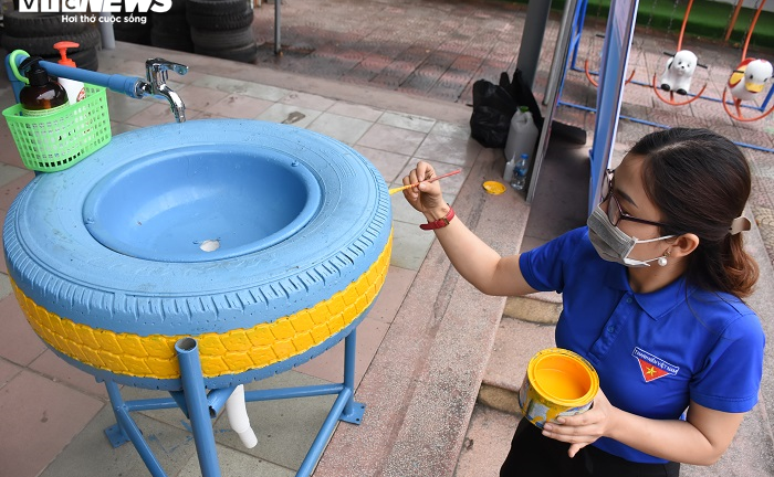 'Hô biến' lốp xe đã qua sử dụng thành bồn rửa tay công cộng phòng Covid-19