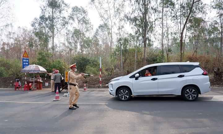 Bị yêu cầu cách ly phòng Covid-19, cướp ô tô bỏ trốn, đâm thẳng xe cảnh sát