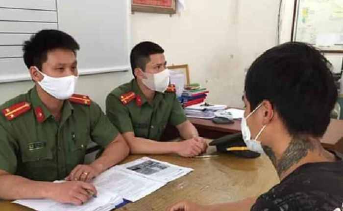 Tung tin 'hút thuốc lá điện tử chống Covid-19', bị phạt 12,5 triệu đồng