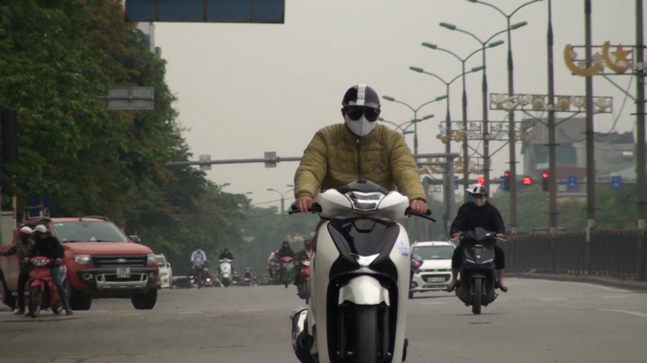 Video: Sau buổi sáng vắng vẻ, phố Hà Nội đông trở lại trong ngày đầu cách ly 