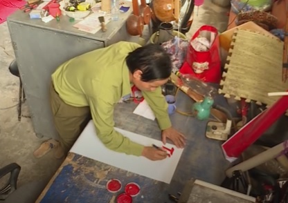 Video: Người đàn ông ở Điện Biên tự bỏ tiền mua sơn vẽ khẩu hiệu chống Covid-19